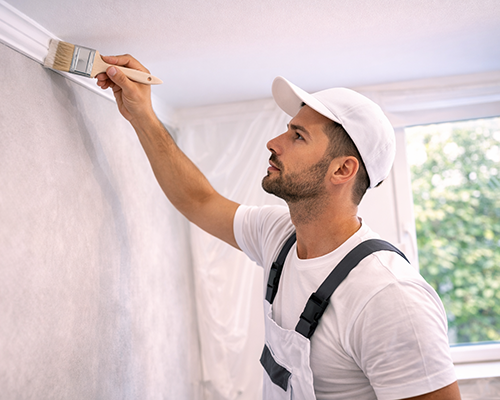Finitions de peinture au pinceau près du plafond